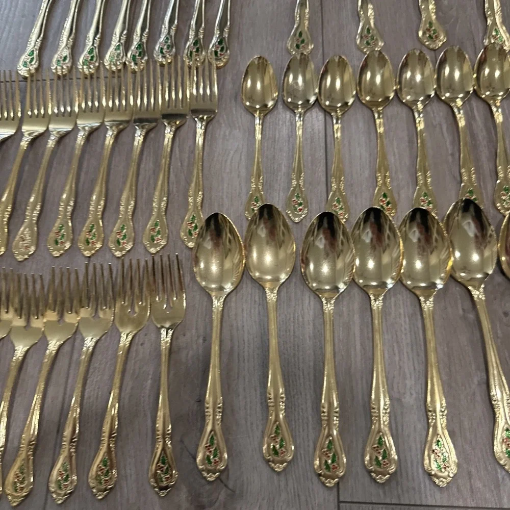 44 PCs‎ HOLLY Yuletide Holly Berry Christmas Gold 8 Place Settings + Serving Pcs